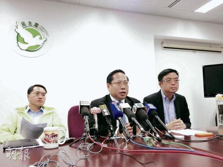 民主黨主席何俊仁(中)以特首候選人身分向候任特首梁振英發律師信,要求梁振英回答梁宅僭建問題。右為涂謹申。(何曉勤攝) 民主黨主席何俊仁(中)以特首候選人身分向候任特首梁振英發律師信,要求梁振英回答梁宅僭建問題。右為涂謹申。(何曉勤攝)