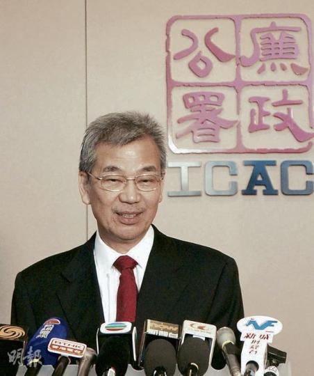 廉政專員湯顯明(圖)否認他前日往禮賓府出席曾蔭權的午餐會面做法不妥,指是特首按慣例感謝將離任的官員,強調席間不曾討論任何廉署案件。(陳志偉攝) 廉政專員湯顯明(圖)否認他前日往禮賓府出席曾蔭權的午餐會面做法不妥,指是特首按慣例感謝將離任的官員,強調席間不曾討論任何廉署案件。(陳志偉攝)