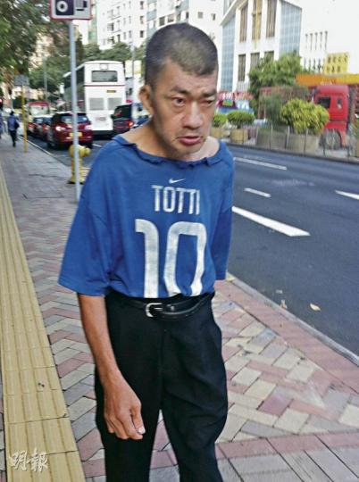 月入5400元的清潔工張伯,7年辛苦儲了13萬元,卻在10天內被騙光。(余卓善攝) 任職高級清潔工的被告洪玉強,騙去59歲事主13萬元畢生積蓄,至今分毫未還。(余卓善攝) 月入5400元的清潔工張伯,7年辛苦儲了13萬元,卻在10天內被騙光。(余卓善攝) 任職高級清潔工的被告洪玉強,騙去59歲事主13萬元畢生積蓄,至今分毫未還。(余卓善攝)