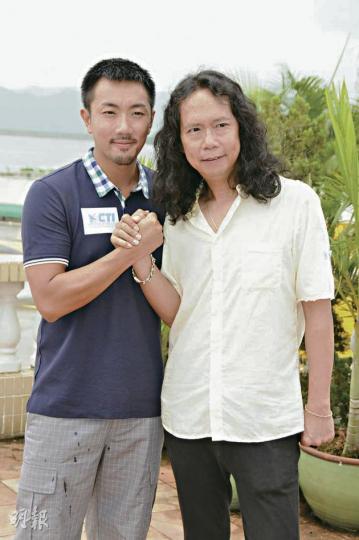 劉浩龍與英文名同為Joey的鄧建明同場,即主動搭膊又握手,儼如視對方為「愛的替身」。(攝影﹕孫華中) 劉浩龍與英文名同為Joey的鄧建明同場,即主動搭膊又握手,儼如視對方為「愛的替身」。(攝影﹕孫華中)