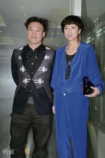 陳奕迅與老婆徐濠縈出席歐陽德勛的婚宴,二人8月將會帶同女兒一起到倫敦睇奧運兼探親。(攝影﹕黃梓烜、梁迺楠) 張衛健與太太張茜要趕乘飛機返內地工作,故提早離場。(攝影﹕黃梓烜、梁迺楠) 陳奕迅與老婆徐濠縈出席歐陽德勛的婚宴,二人8月將會帶同女兒一起到倫敦睇奧運兼探親。(攝影﹕黃梓烜、梁迺楠) 張衛健與太太張茜要趕乘飛機返內地工作,故提早離場。(攝影﹕黃梓烜、梁迺楠)