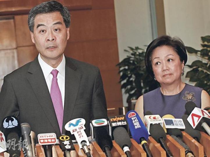 梁振英（左）從北京返港，即公布委任查史美倫（右）等籌組金融發展局。而查史美倫失落港交所主席一職，但昨日獲委任領軍籌組金融發展局。（李紹昌攝）