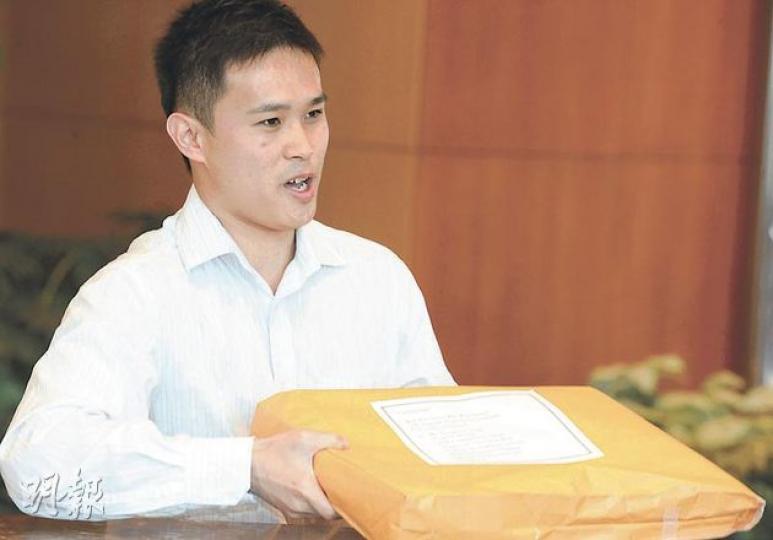 西鐵荃灣西站五區灣畔昨日截收意向書，合共接獲14個發展商遞交意向書，較今年初共接17份，略少3份。恒地昨日亦有派代表(圖)，就項目遞交意向書。（劉焌陶攝）