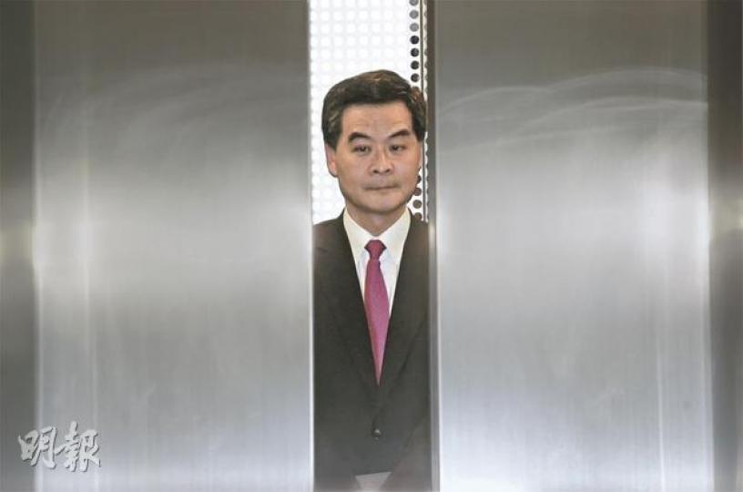 候任特首梁振英受僭建誠信問題及西九專責委員會報告困擾，昨從機場返回辦公室，步入大堂電梯時面容繃緊，並拒回應是否說謊及上任後會否辭職的提問。他及後再下來見記者，宣布成立金融發展局籌備小組，以及答覆記者提問。（李紹昌攝）