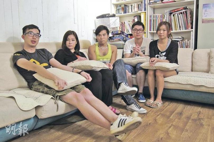 《香港人的難忘時刻》15人班底，有詞人「山卡啦」（左一）、監製「G大調」（左二）、主唱者「維他命Z」（右二），以及音樂製作人「重低陰」和「蝦碌小姐」，其餘主唱者「涼震驚」和「思歪娘」昨未有現身。（冼韻姬攝）