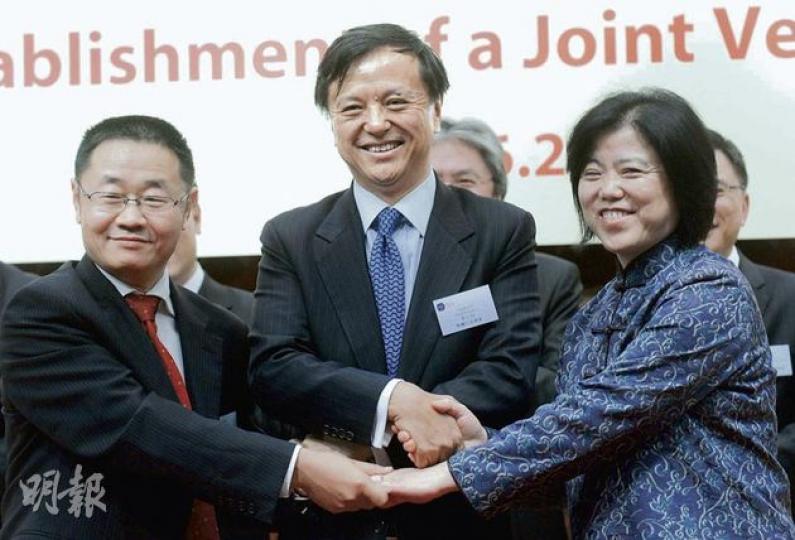 香港交易所、上海交易所及深圳交易所昨日正式簽訂合資協議，圖左起分別為上交所總經理張育軍、港交所行政總裁李小加，及深交所總經理宋麗萍。（劉焌陶攝）