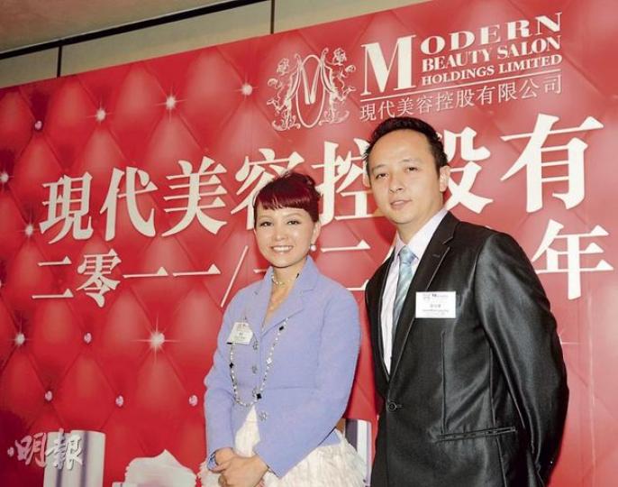 現代美容主席曾裕（左）直言公司誠信沒問題，首席財務總監梁文傑(右)則謂，盈喜通告內已提醒投資者。(陳淑安攝)