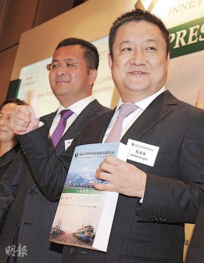 內蒙古伊泰煤炭董事長張東海（右）表示，所有集資淨額均用作向母公司收購煤炭資產，收購代價高達84.47億元人民幣。 （劉焌陶攝）