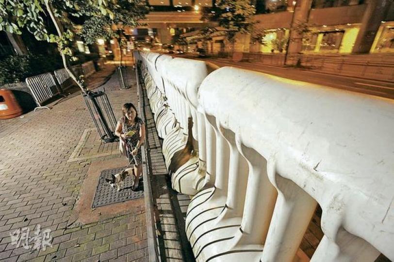 灣仔港灣道的示威區外，今日凌晨已見大批水馬駐紮。水馬之外，寂靜的街道變成城巿壁壘，氣氛肅殺；水馬之內，巿民在封路前遛狗。（劉焌陶攝） （明報製圖）