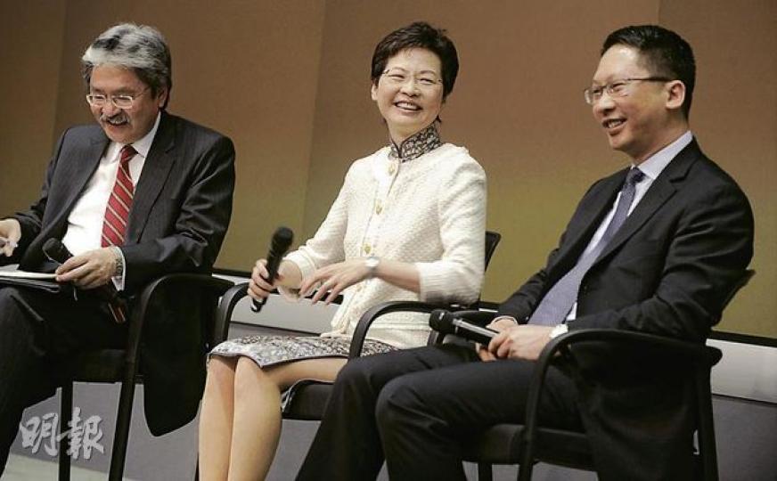 候任政務司長林鄭月娥（中）稱，游說她加入新班子的是她的丈夫，其丈夫認為她若不做政務司長會後悔。左為財政司長曾俊華，右為候任律政司長袁國強。（余俊亮攝）