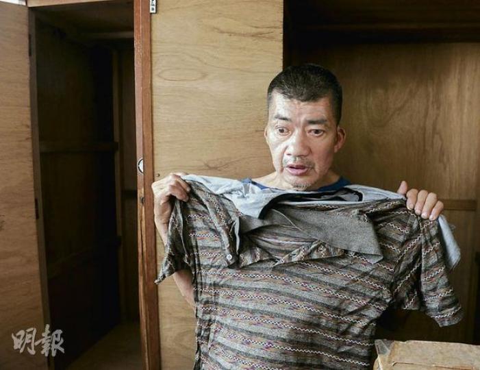 59歲清潔工張日光省吃儉用，家中雖有大衣櫃，卻只得手上襯衣替換。他在7年內儲下的13萬元積蓄，去年被上司騙光，不過他決定不會以法律程序向對方追討。（劉焌陶攝）