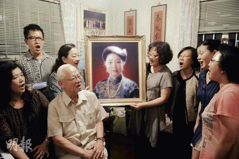 聲樂老師李冰（圖中肖像）生前希望設立為促進優質聲樂教育及失明兒童發展特殊潛能的基金，並捐款優化老人服務，其遺願由丈夫李景雄牧師（前排左二）及一眾門生，包括前民政事務局常任秘書長尤曾家麗（右四）、香港管弦樂團前市務推廣總監黃志煒（後排左一）等繼承。圖為一眾門生高唱李冰生平喜愛的樂曲作紀念。（陳淑安攝）