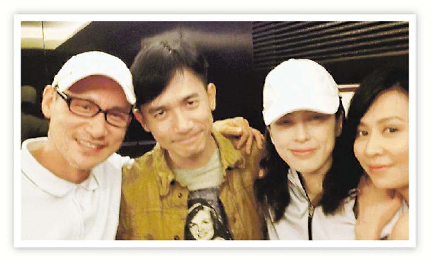 嘉玲喜見羅美薇，指她與老公張學友戴情侶帽。（微博圖片） 林青霞（右二）與陶敏明（右一）結伴出席偉仔生日會，嘉玲在微博稱呼青霞做「東方不敗」。（微博圖片） 偉仔彈結他笑得開懷，卻被嘉玲笑他扮嘢：「演得真好！」（微博圖片） 嘉玲悉心為偉仔慶祝生日，她挽着偉仔合照像小鳥依人。（微博圖片） 偉仔50歲生日，老婆劉嘉玲在家中舉行生日派對廣邀圈中好友出席，星光熠熠，偉仔媽媽亦在坐。（微博圖片） 阿B遇上學友趁機Jam歌過足癮。（微博圖片） 壽星偉仔拿着氣球對着蛋糕一臉淘氣。（微博圖片）