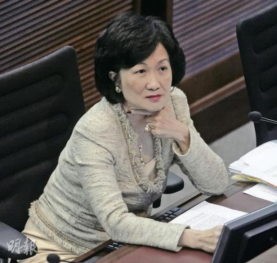 新民黨主席葉劉淑儀不獲邀入行會，她稱，5月答允加入，但梁振英在她於優先審議改組的議案上投棄權票後，通知她沒被邀。（余俊亮攝）