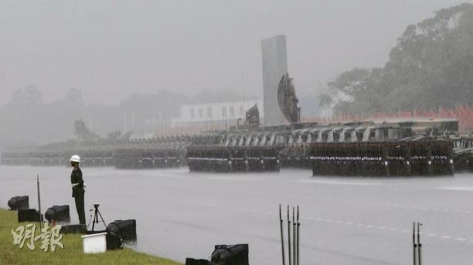 胡錦濤閱兵儀式原定4時舉行，但下午下了數場過雲雨，儀式延遲20分鐘才開始。（李紹昌攝） 胡錦濤昨在石崗軍營閱兵，英姿颯颯的女兵方隊一出場即備受注目。（李紹昌攝）