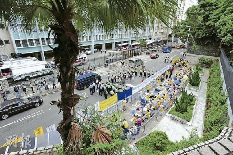 社民連10多名成員昨遊行往禮賓府示威請願，希望向胡錦濤遞交請願信，要求徹查李旺陽冤案，被警員攔在舊政府總部之外。（鄧宗弘攝） 國家主席胡錦濤（右一）昨乘專機抵港，出席慶祝回歸15周年大會及主持第四屆特區政府就職禮。他下機後在特首曾蔭權（右二）、候任特首梁振英（前左二）、港澳辦主任王光亞（前左一）及一眾官員陪同下發表講話。（郭慶輝攝） 數百名小學生和中資機構代表，揮動國旗和區旗迎接胡錦濤。胡落機後接受學生獻花，在警察樂隊演奏《迎賓曲》下，與接機的官員握手。（郭慶輝攝） 國家主席胡錦濤昨日抵港，警方