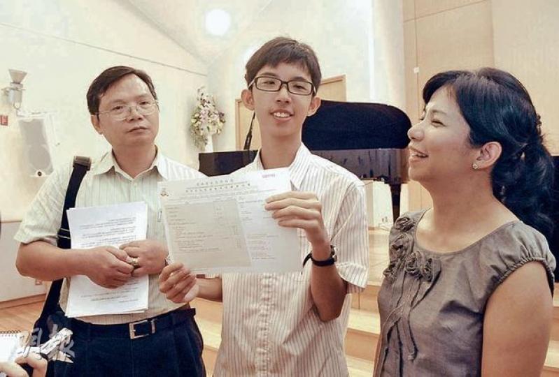 現年14歲的高考生伍國頌，昨日於父母陪同下放榜，笑言不想他人稱自己為神童，只是一心想升讀大學的化學課程，日後成大學教授作育英才。（陳淑安攝）