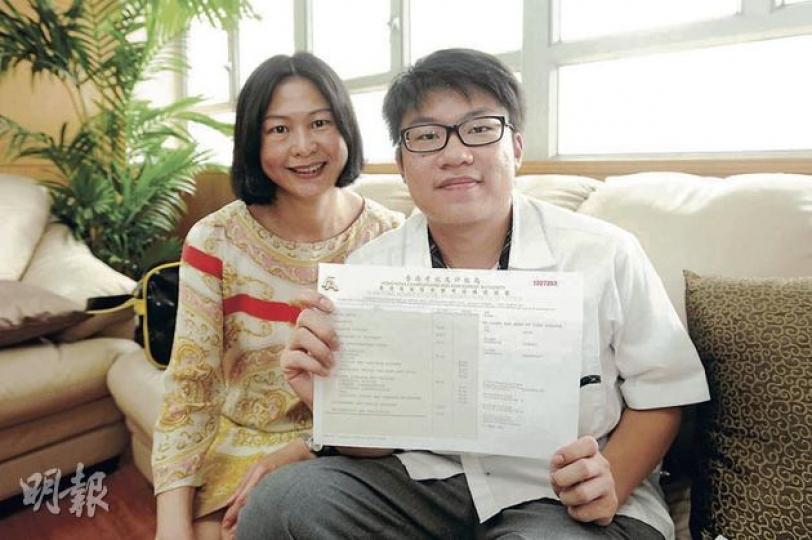 來自保良局顏寶鈴書院的6A1B狀元李文熙動靜皆能，熱愛網球及足球，偶像是費達拿及摩連奴。圖左是母親李太。（葉思雅攝）
