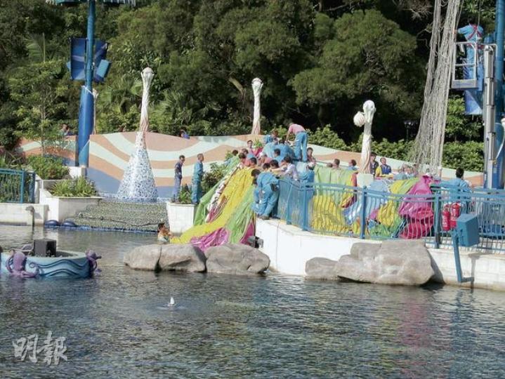 機電署昨日發出關閉指示，禁止海洋公園氦氣球再次運作以便機電署可深入調查。圖為前日意外後，海洋公園人員把幾乎掉進湖內的氦氣球「放氣」及收起。（曾立本攝）