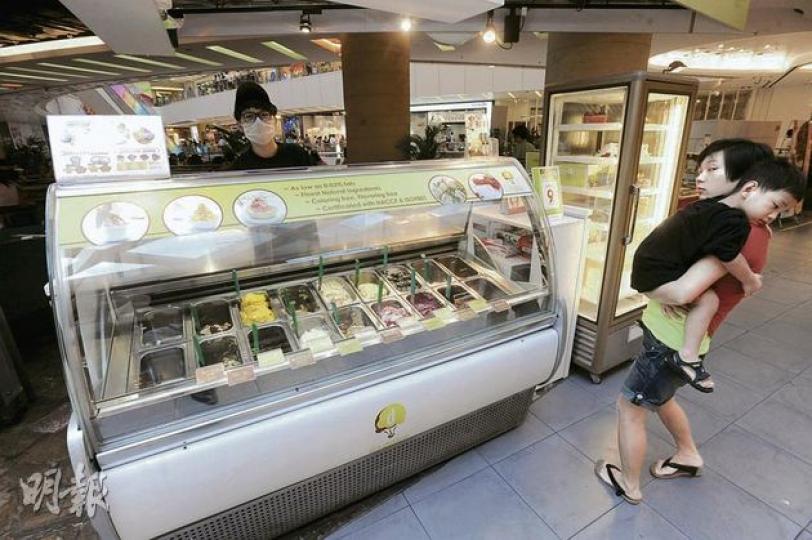 食安中心在APM美食廣場的Da Dolce Gelato Italiano 雪糕檔，抽取一個開心果味雪糕球化驗，驗出大腸菌群含量超標，該公司已將沒有依指引清潔雪糕勺的職員辭退。(尹錦恩攝)
