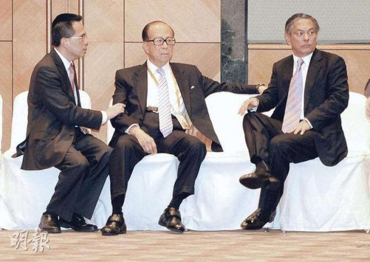 國家主席胡錦濤昨在會展會見各界人士，在特首選舉中表明支持候選人唐英年的香港首富李嘉誠（中）、星島集團主席何柱國（右），在會場坐下交談。李嘉誠的兒子李澤鉅（左）陪同在側。（尹錦恩攝）