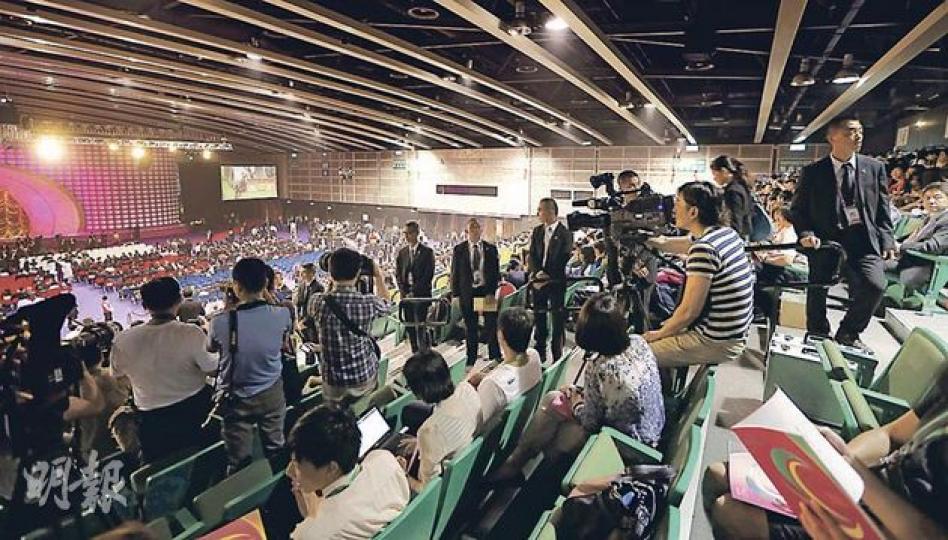 緊盯記者 昨晚在會展舉行的文藝晚會，記者被安排在會場「山頂位」拍攝，全程遭10多名警員包圍，出入均有警員伴隨。（李澤彤攝）