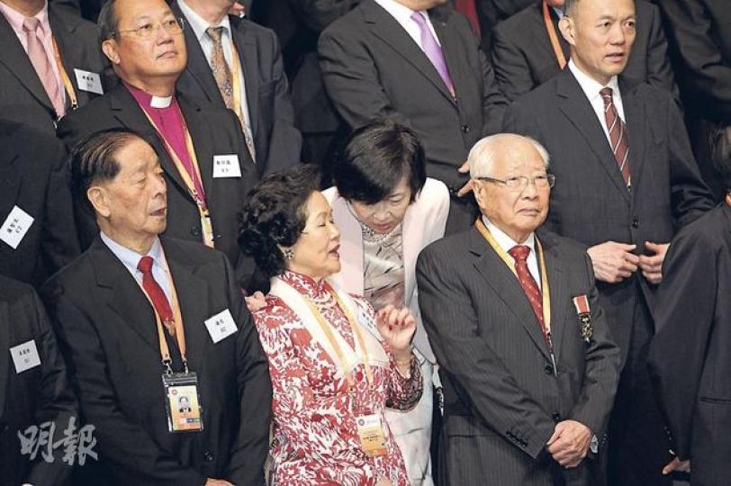 前政務司長陳方安生昨日都有到灣仔會展，跟各界人士與國家主席胡錦濤見面，其間與她身後的羅范椒芬「咬耳仔」。圖左為左派領袖楊光。（尹錦恩攝）