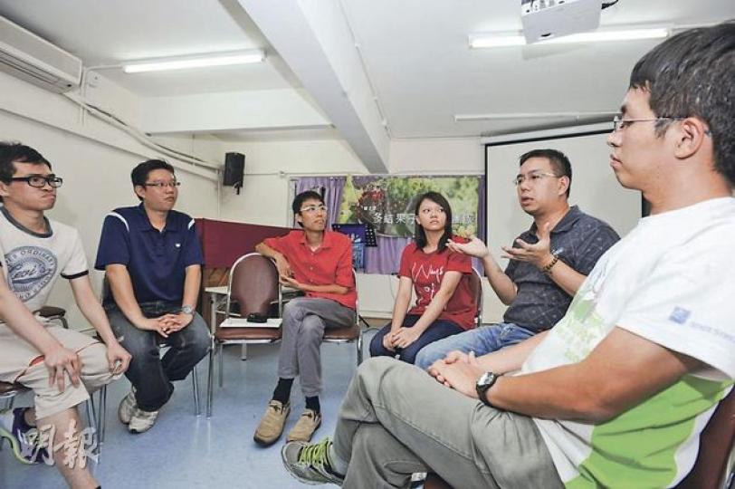 「義務補習計劃」召集的逾20名義工來自不同行業及階層，眾人都願付出公餘時間，望透過補習過程培育基層小學生。（葉思雅攝） 80後梁啟業近月在社交網絡發動「義務補習計劃」並組成「一團火」義工隊，將於8月起為基層小學生免費補習，期望可提醒他們學習對改善生活的重要性。 （葉思雅攝）