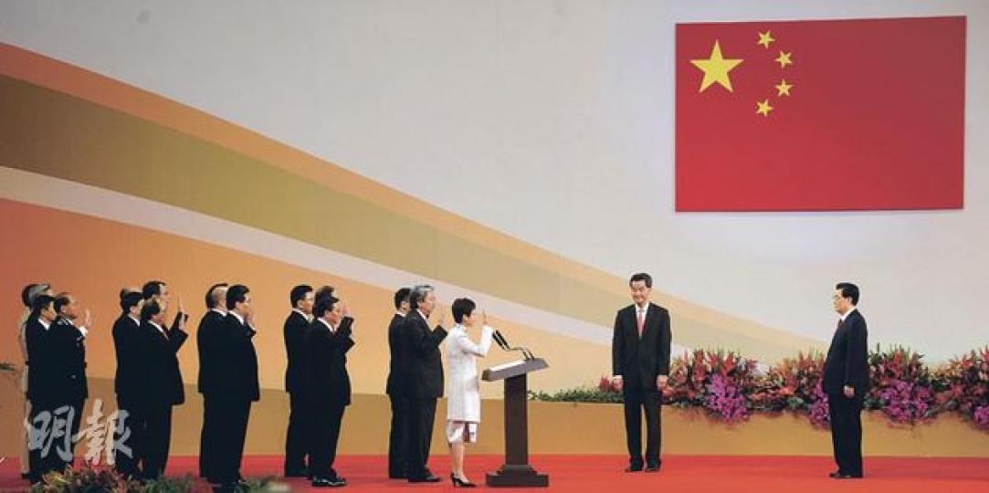 特首梁振英（右二）與新班子昨日正式上任，一眾問責官員由政務司長林鄭月娥（白衫者）帶領下，面向國家主席胡錦濤（右一）宣誓。胡錦濤在致辭時則對特區政府提出4個希望，包括促進社會和諧穩定及努力維護《基本法》權威。（余俊亮攝）