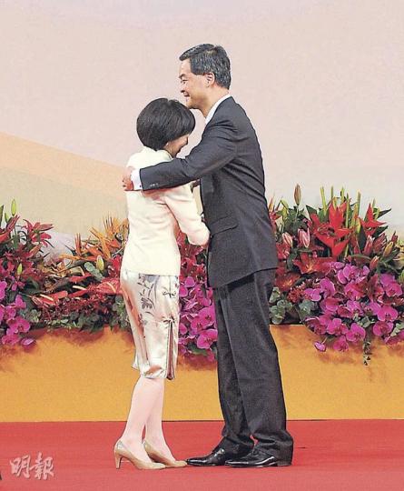 特首梁振英（右）逐一與宣誓後的行會成員握手，其中由去年11月競選期間起便為梁競選的羅范椒芬（左）走近時，梁主動擁抱對方，兩人顯得十分興奮。（余俊亮攝）