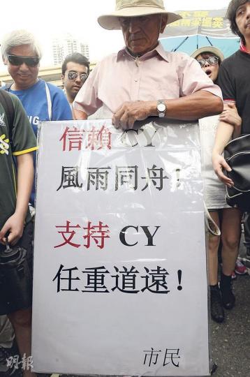 在北京長大的70歲老伯一高舉挺梁紙板，即引來陣陣噓聲，更有遊行者搶去其紙板屈摺，在地上大力踐踏。老伯其後報警，要求拘捕搶其紙板的人。（丁灝嵐攝）
