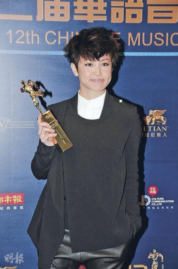 何韻詩前日一改黑面表情，全程笑容滿面接受傳媒訪問。（攝影：鍾偉茵）雖然與鄧九雲傳緋聞，但何韻詩表示《賈寶玉》不會換人。（微博圖片）