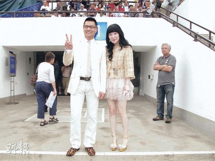 呂良偉與太太楊小娟穿上情侶裝到馬場為好友的愛駒打氣。（攝影/記者：林蘊兒）阿倫與阿叻合照後，愛駒真的落敗。（攝影/記者：林蘊兒）