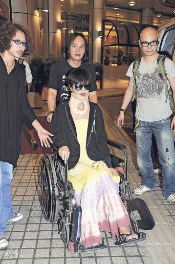 Yumiko戴上頸箍由公司工作人員陪同下接受訪問。（攝影：孫華中、鍾偉茵）陳小春與太太應采兒去旅遊樂極生悲，返港後都毫無笑容。（攝影：孫華中、鍾偉茵）上機前，應采兒將Yumiko合照上載微博祝福行程順利。（微博圖片）鄭希怡男友Andy全程陪伴在側，難掩一面愁容。（攝影：孫華中、鍾偉茵）