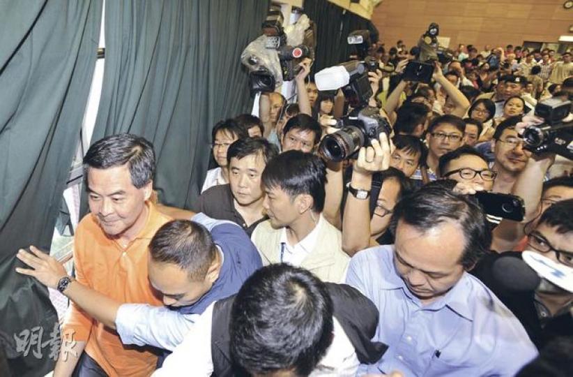 在會見即將結束時，在場的「學民思潮」成員向梁振英示威，梁的支持者則大罵示威者，情况一度混亂，梁振英（左一）要由警員護送經後門離場。（余俊亮攝） 昨在梁振英的屯門市民答問會上，一名青年舉起「做戲」示威牌，批評梁振英迴避僭建誠信問題。（余俊亮攝） 約10名「學民思潮」成員，昨在屯門向特首梁振英舉牌示威，標語包括「捍衛思想自由 反對洗腦教育」。（余俊亮攝） （明報製圖）
