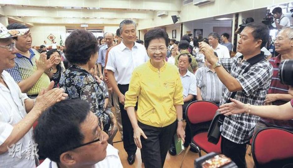 政務司長林鄭月娥（中）昨日出席兩場民間諮詢會，她中午先到將軍澳了解區內規劃，下午則與觀塘區議會主席陳振彬（後白衣者）到觀塘聽取民意。她表示，會研究推動十大民生工程，改善民生。（尹錦恩攝） （明報製圖）