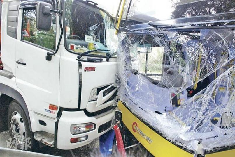落地僅一年的24噸垃圾車疑手掣失靈，「無人駕駛」衝下斜路，迎頭撞向上斜的雙層城巴，兩車車頭嚴重損毁，擋風玻璃碎片濺滿一地。（雲錦鋒攝）