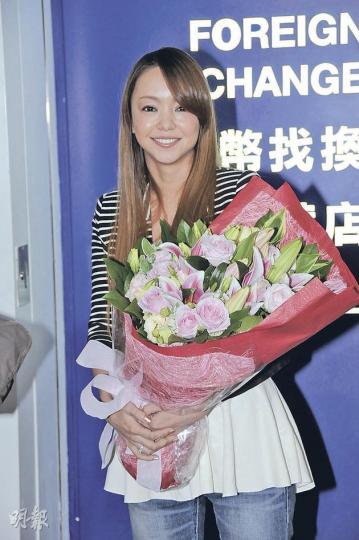 紅極一時的安室奈美惠昨日抵港，依然有她的個人魅力。（攝影/記者﹕李維隆、鍾偉茵） 安室昨晚與工作人員一起吃海鮮，店員捧巨蟹落力推銷，安室也感到十分好奇。（攝影/記者﹕李維隆、鍾偉茵）