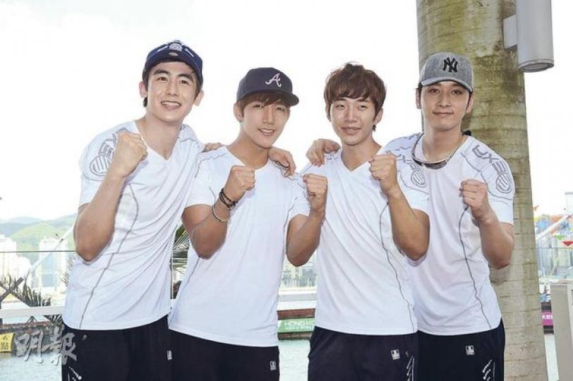 2PM的Nichkhun（左起）、峻秀、俊昊及燦盛特別來港參與國際龍舟邀請賽。（攝影/記者﹕李維隆、鍾偉茵） 2PM成員聯同其他龍舟隊成員一起落力扒龍舟，雖然尾二，都勇氣可嘉。（攝影/記者﹕李維隆、鍾偉茵）
