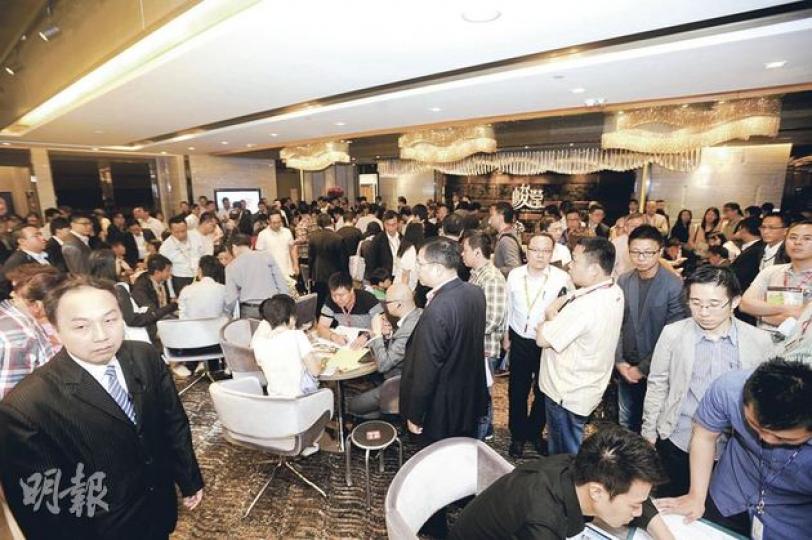 長實將軍澳85區峻瀅於過去3天共錄得逾200宗成交，帶動整體一手銷量較上周大升10.5倍，並成為近兩年最旺的回歸假期。（葉思雅攝） 來自上海的睇樓客李小姐認為，現時香港樓價偏高；雖然峻瀅不屬市區，但因定價較廉宜，故有意購入作收租投資。（葉思雅攝）