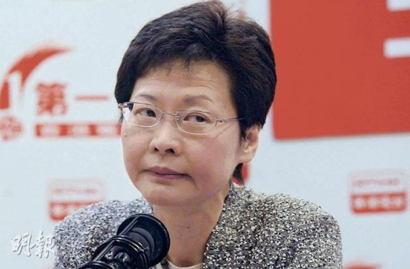 政務司長林鄭月娥表示，相信梁振英在僭建事件中只是疏忽，不涉及誠信問題，她會鼓勵、支持及勸喻梁振英盡快公開交代。（鄧宗弘攝） 基本法委員會副主任梁愛詩回應特首梁振英僭建事件時說，梁已經道歉，政府應先處理更迫切的事。（李紹昌攝）