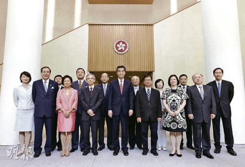 新一屆行政會議昨日開鑼，特首梁振英（中）率領一眾非官守成員見傳媒。前排左四為行會召集人林煥光。（李澤彤攝）