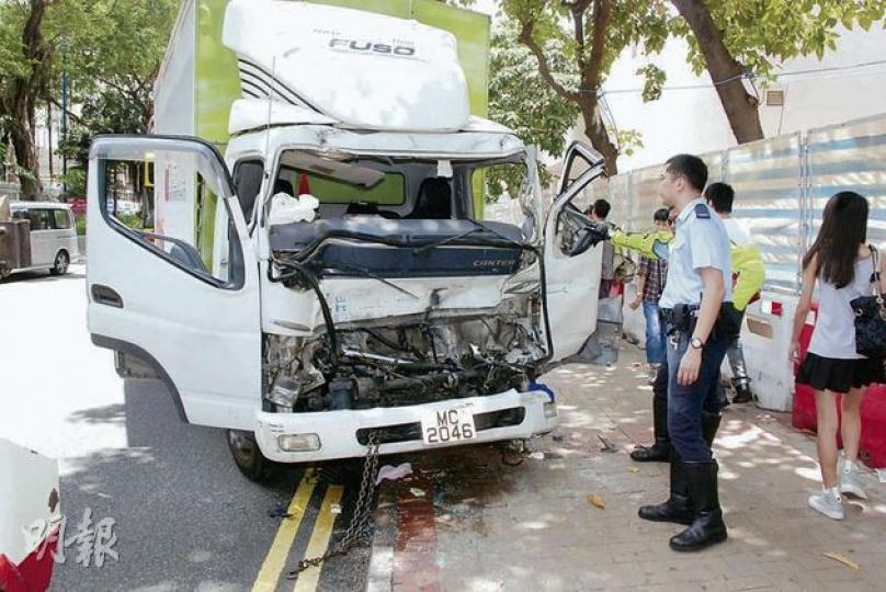 5車連環相撞意外中，肇禍密斗貨車車頭嚴重凹陷，顯示當時車速或衝力甚大。（雲錦鋒攝）