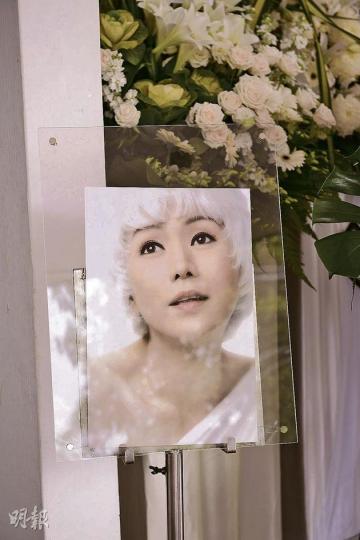 靈堂外擺放了娟妹生前的靚相。（攝影/記者﹕林祖傑） 愛妻羅慧娟走了，好友劉美娟上前擁抱安慰，這個「娟妹」令劉志敏傷感決堤。（攝影/記者﹕林祖傑） 劉志敏跟張崇德、劉美娟夫婦三人相擁而哭，令人心酸。（攝影/記者﹕林祖傑） 劉志敏性格低調，因為愛妻羅慧娟而連日接受傳媒訪問，交代喪禮安排。（攝影/記者﹕林祖傑） 羅慧娟母親要兒子攙扶，再看女兒羅慧娟一面。（攝影/記者﹕林祖傑） 羅慧娟家姐羅慧蓮一臉傷感。（攝影/記者﹕林祖傑） 羅慧娟二哥羅偉平趕到參加彌撒。（攝影/記者﹕林祖傑） 羅慧娟的繼子劉鎮榮與太