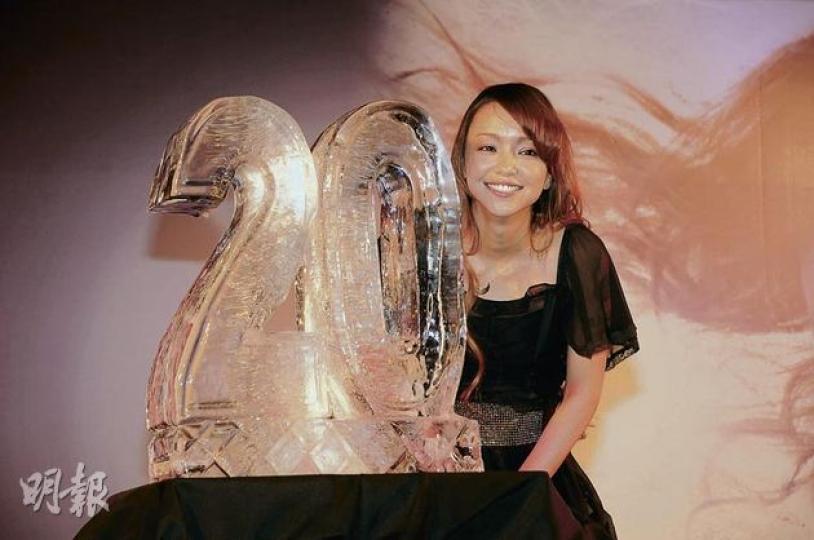 安室奈美惠獲大會贈冰雕慶祝20周年，雖然未能帶走，但似乎非常喜愛。（攝影﹕梁榮達、孫華中） 安室奈美惠怪答記者提問，連自己都忍不住掩嘴偷笑。（攝影﹕梁榮達、孫華中）