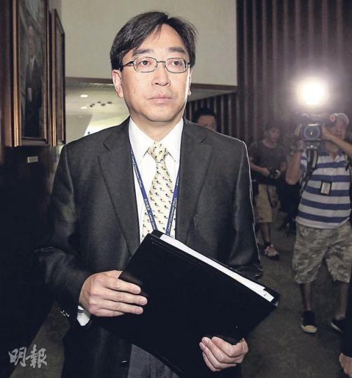 食物及衛生局長高永文昨再次為住宅違規問題向公眾致歉，他表示，被傳媒揭發違規打通兩個相連住宅單位前，已委專業人士檢查住宅。（郭慶輝攝）