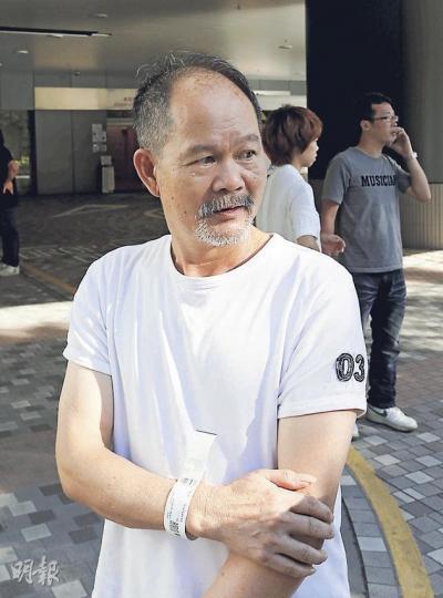 等了近4小時仍未能見醫生的鄭先生無奈地表示，公立醫院是「奉旨等這麼久」。（李澤彤攝） 手部骨折的陳國燁小朋友，雖列作緊急類別，亦要等兩個多小時才可以見醫生。（李澤彤攝）