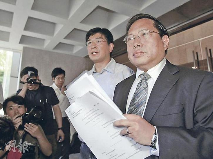何俊仁（右一）昨由單仲偕（右二）陪同，表示原定於昨天入稟司法覆核，惟他指案件複雜，代表律師需時修改入稟狀，故改為今天正式入稟。（郭慶輝攝）