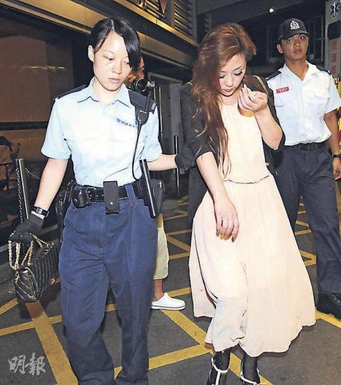 操內地口音的吳姓女子，昨晨動粗以手機作武器打傷司機，警方調查後將她拘捕。（蔡方山攝） 46歲姓葉司機，慘被姓吳女客人以智能手機敲打，前額受傷，嘴角流血。（蔡方山攝）