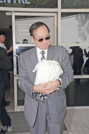 劉志敏難捨愛妻羅慧娟，捧着娟妹的骨灰神情哀痛。（攝影/記者﹕林祖傑） 羅慧娟的遺照流露幸福笑容，是劉志敏親自挑選的生活照，相中見到娟妹有「紅眼」，自然未經修改。（攝影/記者﹕林祖傑） 羅慧娟的靈柩簡約清雅，由4名工作人員抬離教堂。（攝影/記者﹕林祖傑） 親友在火葬場內向羅慧娟作最後告別。（攝影/記者﹕林祖傑） 羅慧娟二哥羅偉平捧着娟妹的遺照，神情肅穆。羅偉平痛哭用紙巾拭淚。（攝影/記者﹕林祖傑） 劉志敏與長子劉鎮洪、二子劉鎮榮夫婦及親友站在靈車後目送羅慧娟靈柩上靈車。（攝影/記者﹕林祖傑） 羅慧